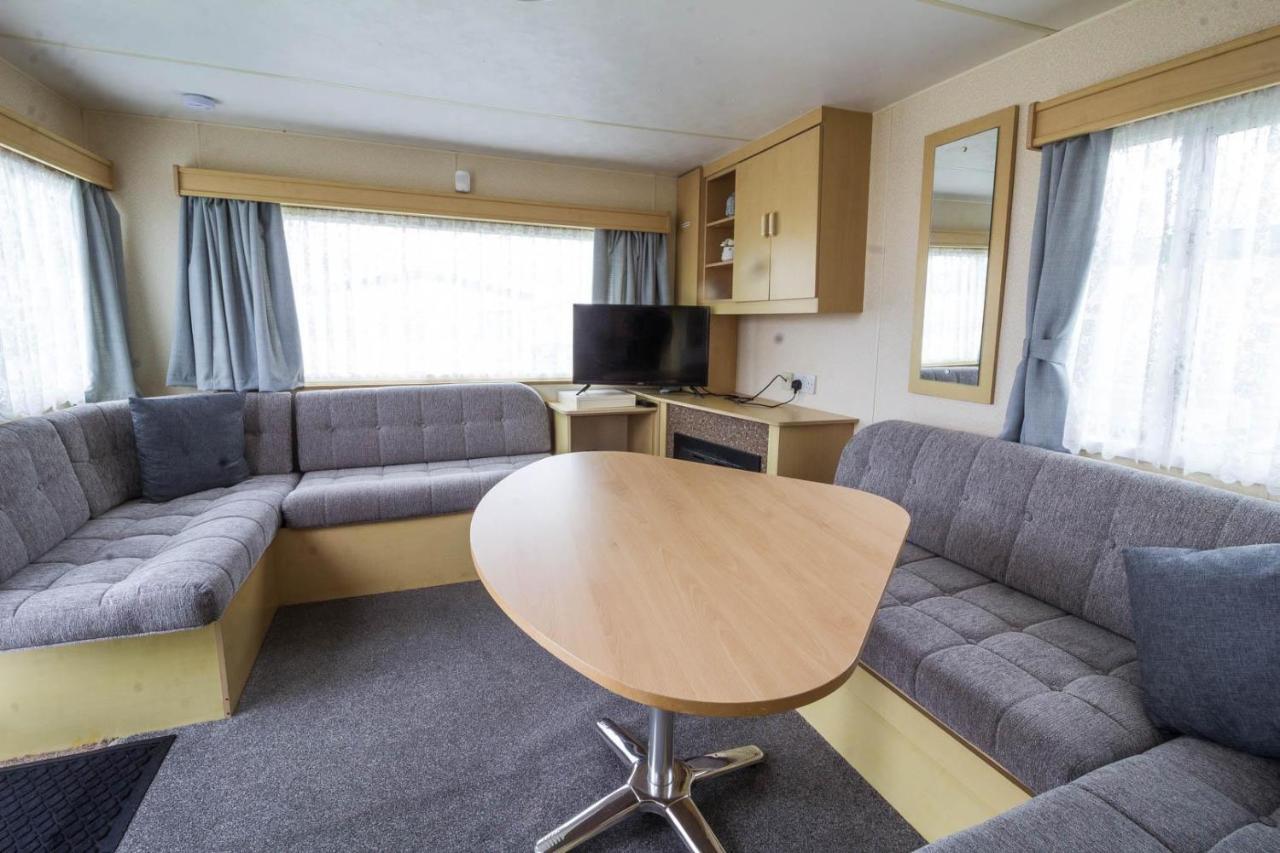 6 Berth Caravan For Hire At Manor Park Holiday Park In Norfolk Ref 23025T Hunstanton Extérieur photo