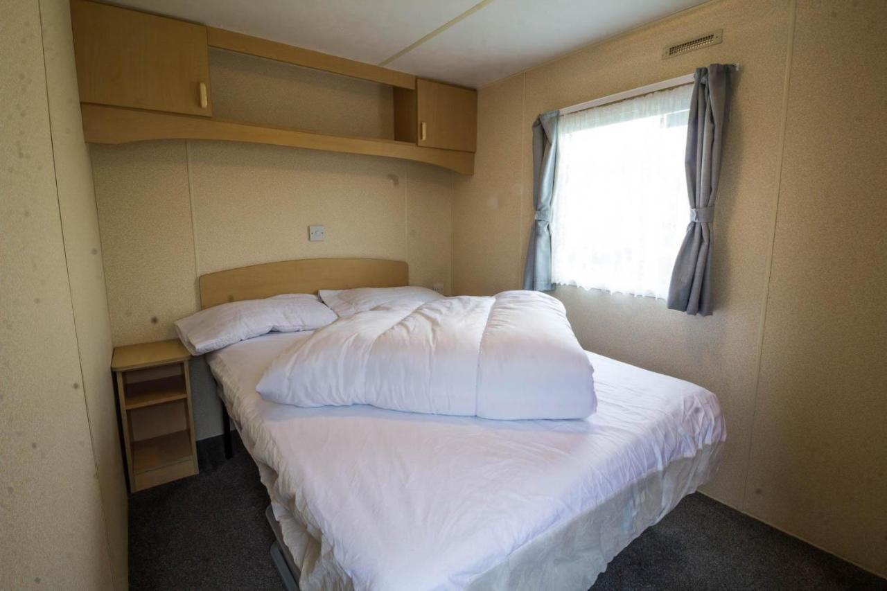 6 Berth Caravan For Hire At Manor Park Holiday Park In Norfolk Ref 23025T Hunstanton Extérieur photo