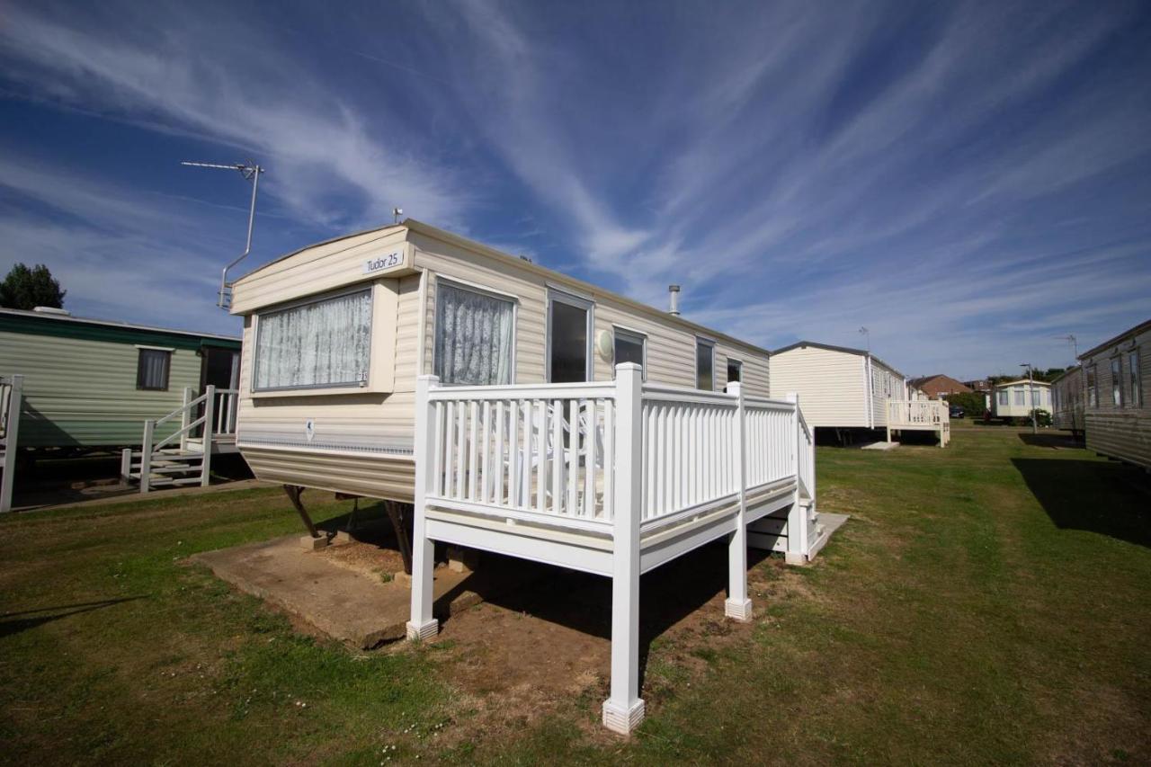 6 Berth Caravan For Hire At Manor Park Holiday Park In Norfolk Ref 23025T Hunstanton Extérieur photo